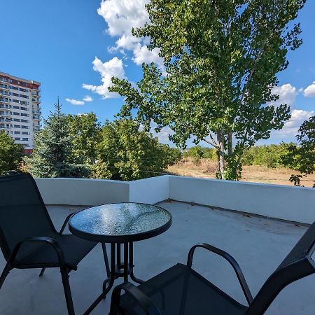Horizon View Villa - Lakefront Terrace Suite Boekarest Buitenkant foto