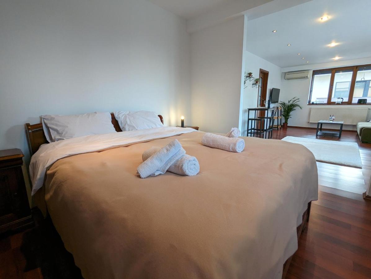Horizon View Villa - Lakefront Terrace Suite Boekarest Buitenkant foto