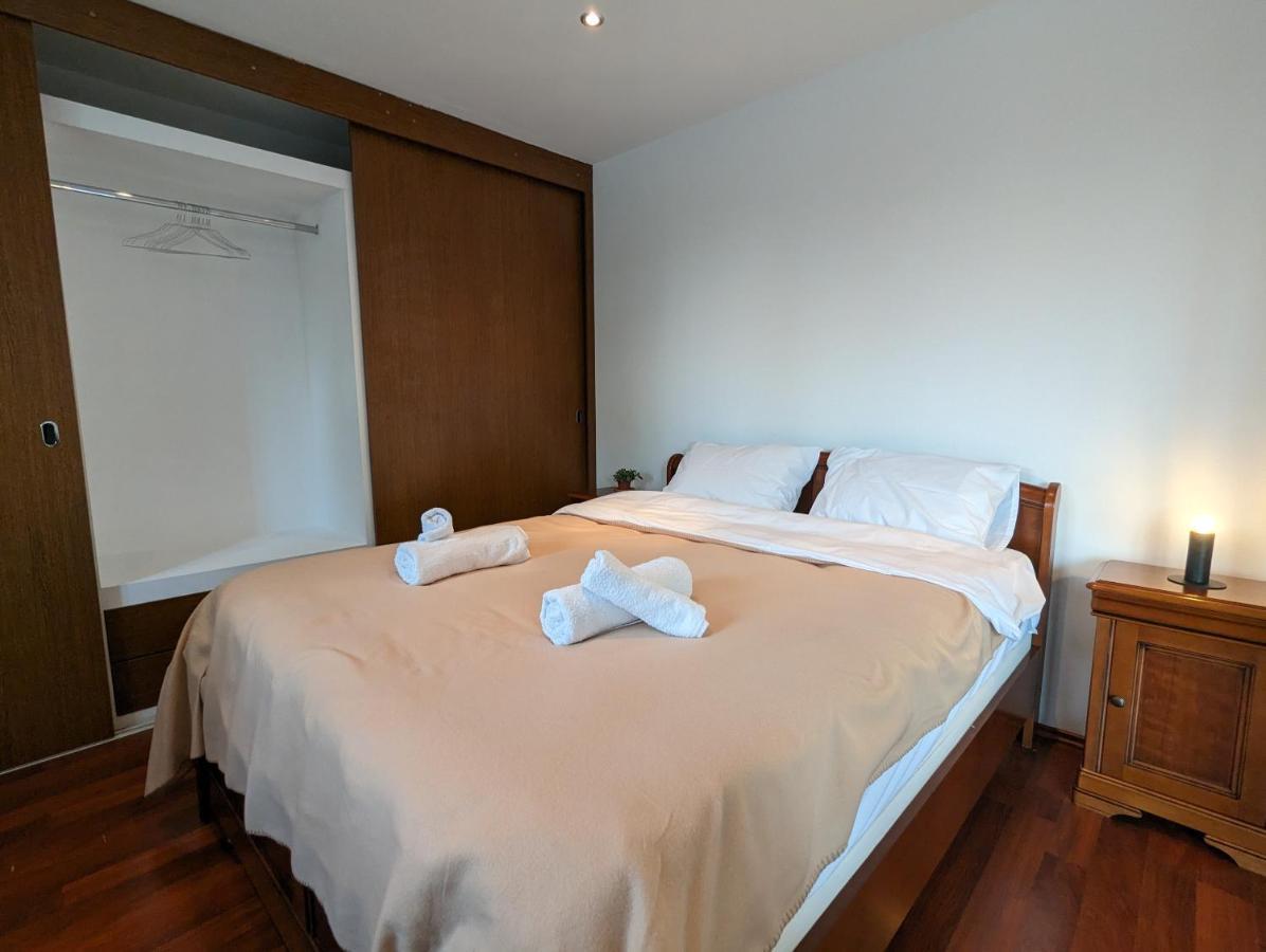 Horizon View Villa - Lakefront Terrace Suite Boekarest Buitenkant foto