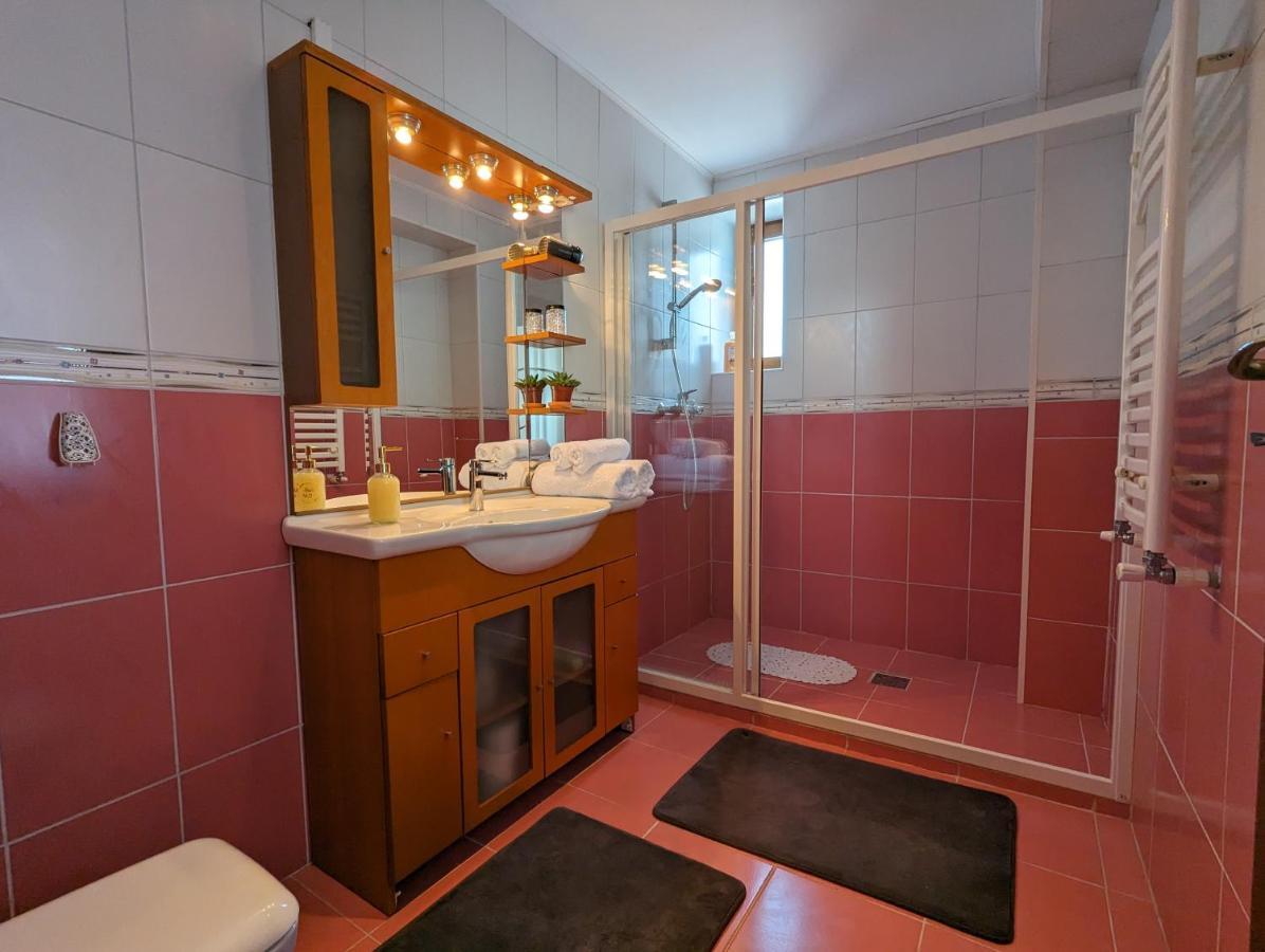 Horizon View Villa - Lakefront Terrace Suite Boekarest Buitenkant foto