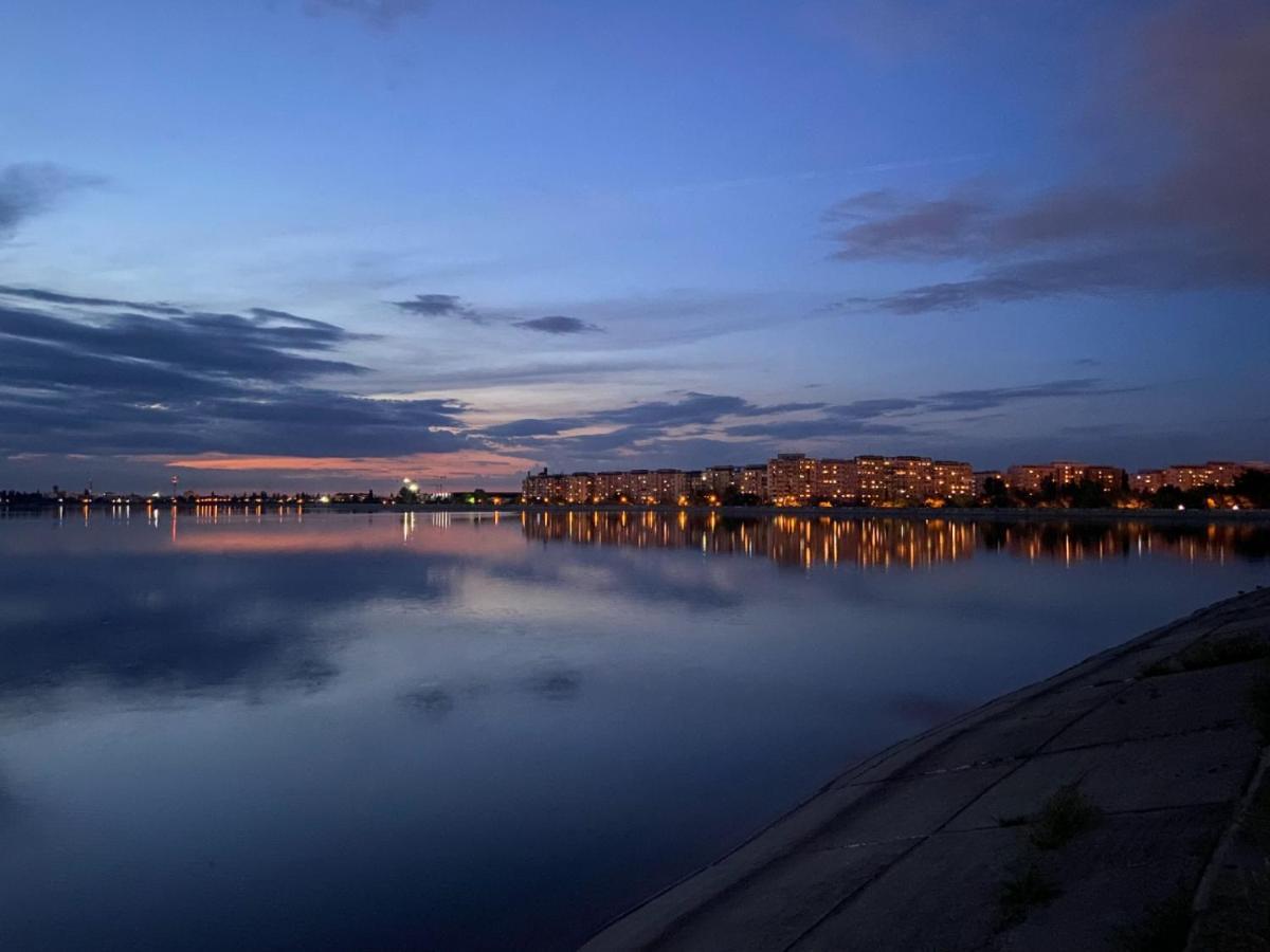 Horizon View Villa - Lakefront Terrace Suite Boekarest Buitenkant foto