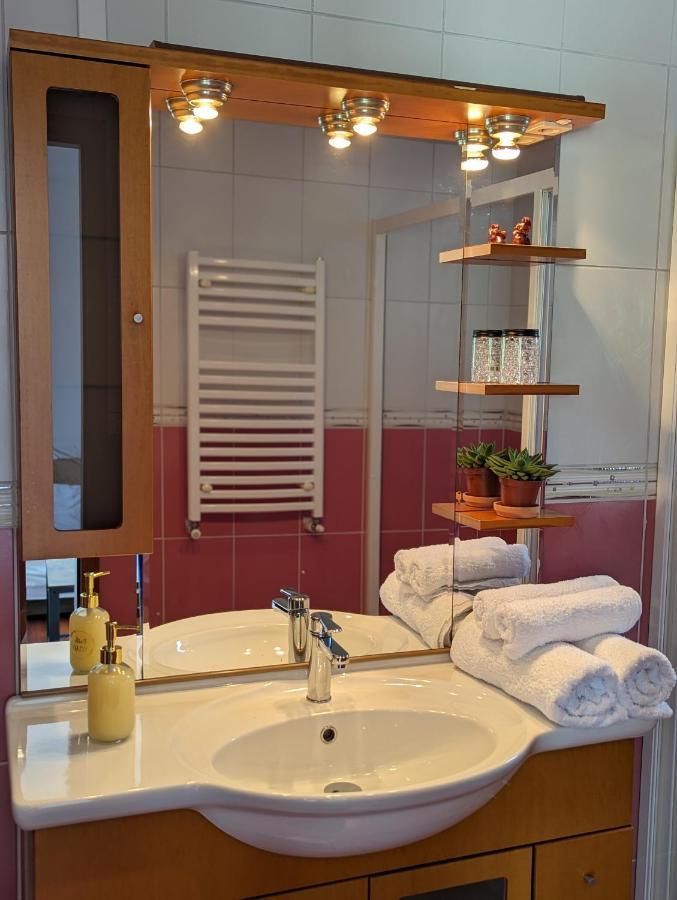 Horizon View Villa - Lakefront Terrace Suite Boekarest Buitenkant foto