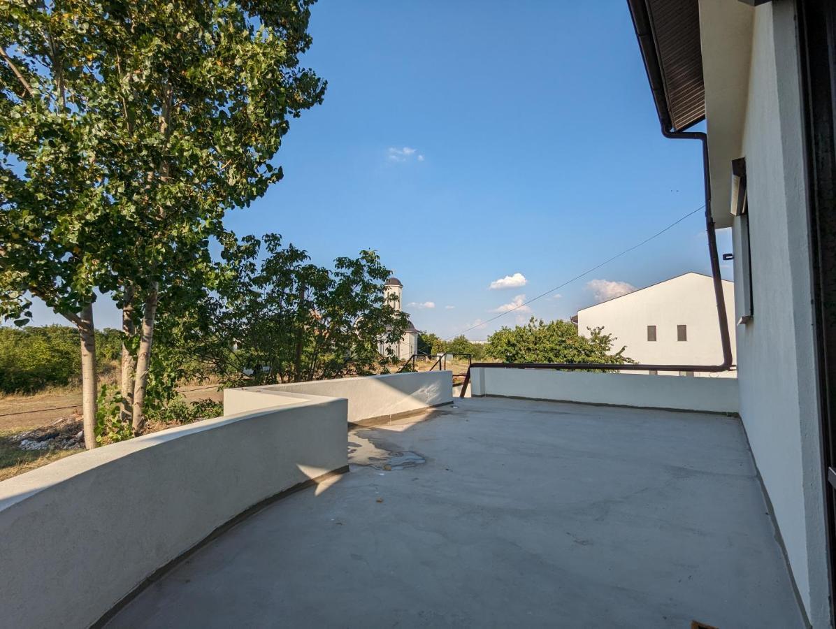 Horizon View Villa - Lakefront Terrace Suite Boekarest Buitenkant foto