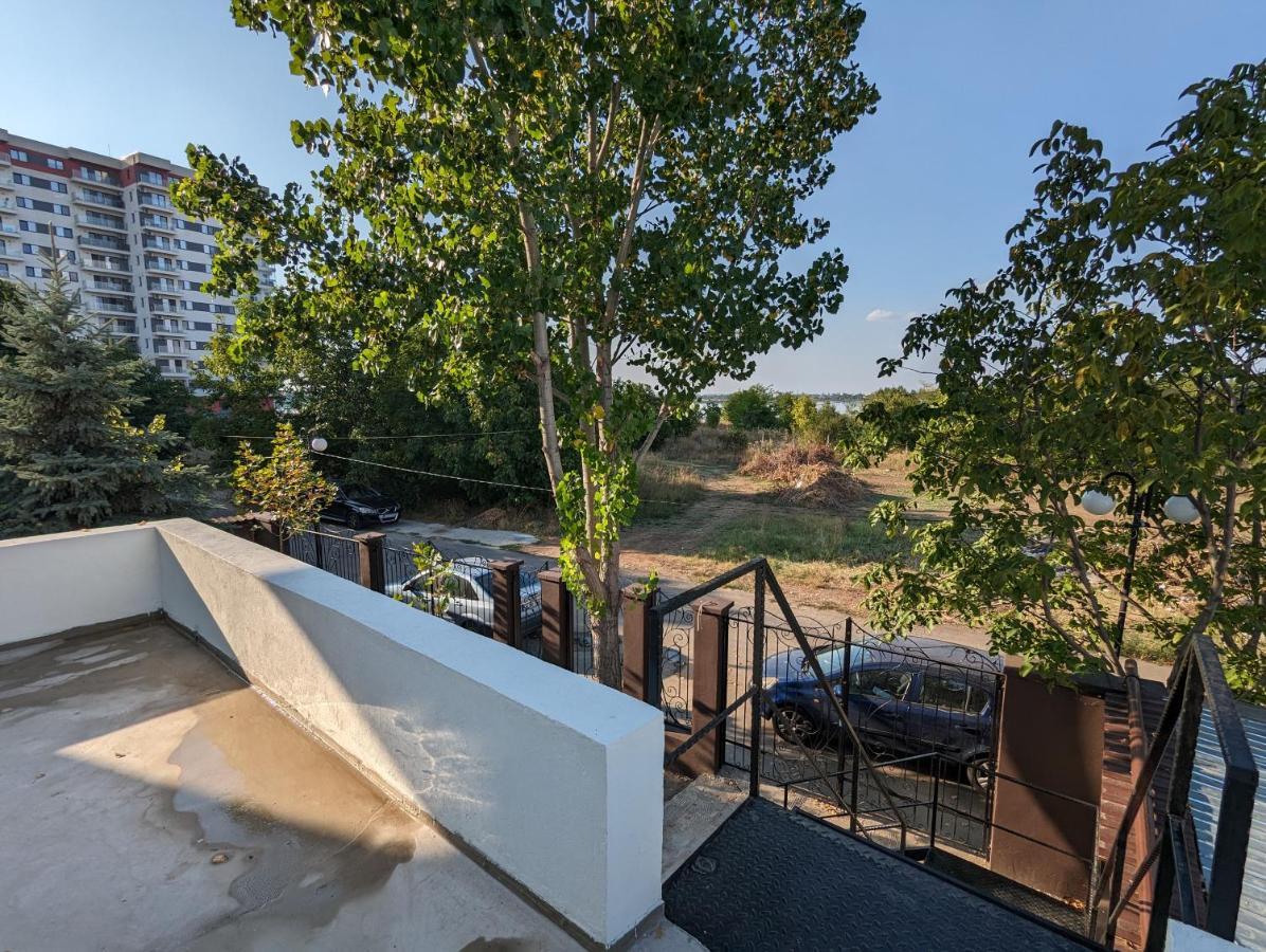 Horizon View Villa - Lakefront Terrace Suite Boekarest Buitenkant foto