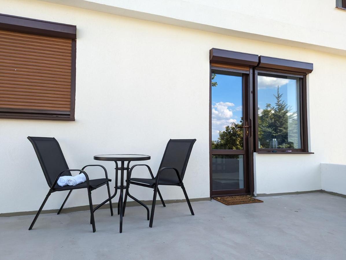 Horizon View Villa - Lakefront Terrace Suite Boekarest Buitenkant foto