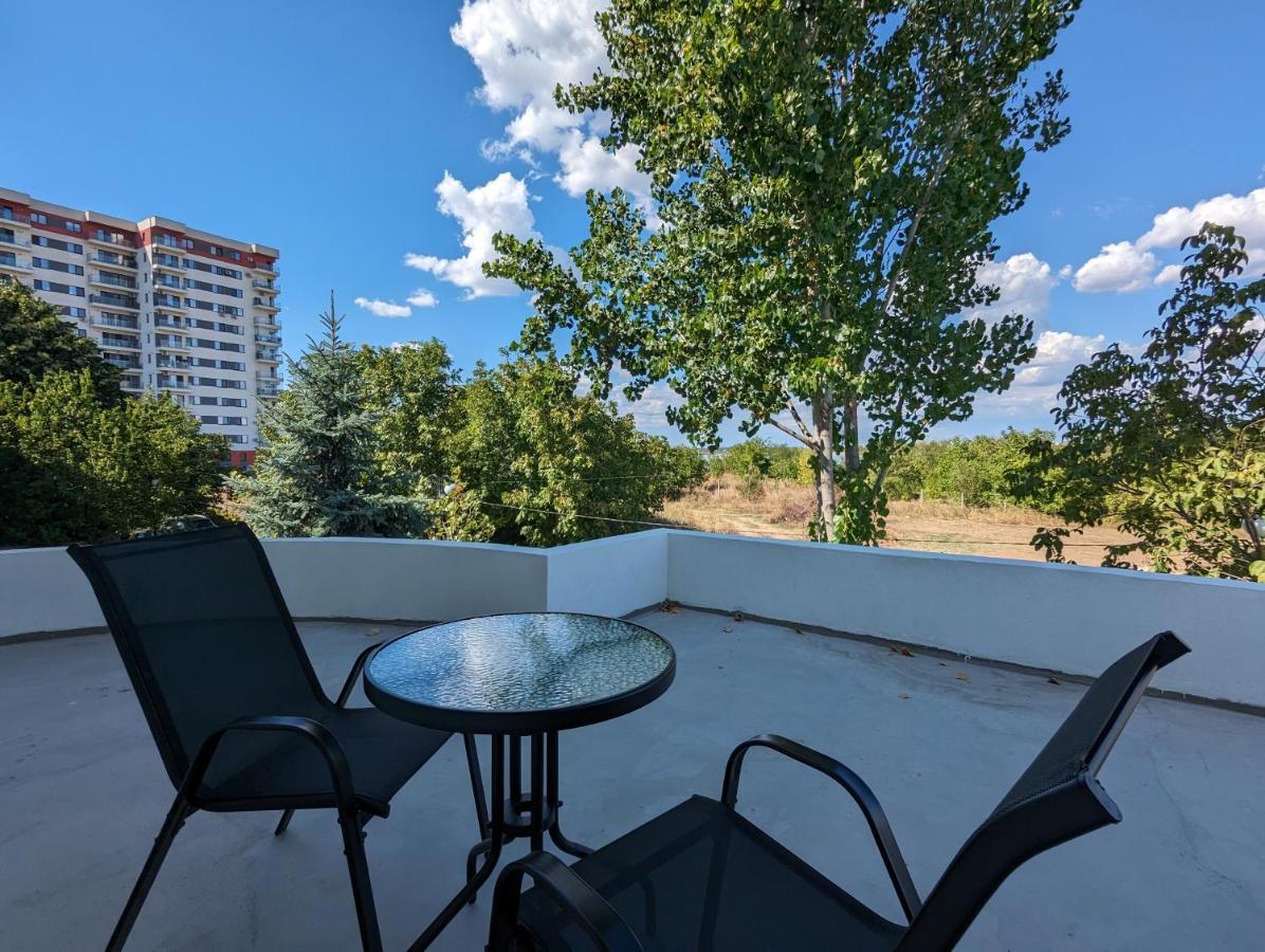 Horizon View Villa - Lakefront Terrace Suite Boekarest Buitenkant foto